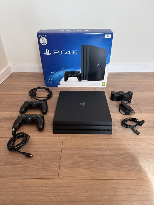 Playstation 4 Pro + зарядна станция + 2 контролера. Пълен комплект. PS4 Pro 1ТВ