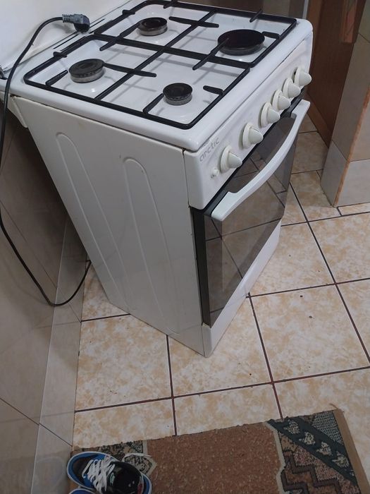 Vând aragaz! Aprindere electrică.