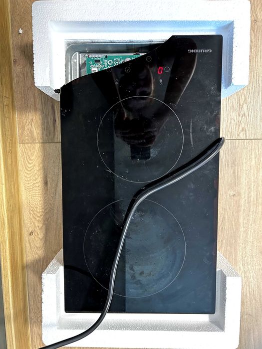 Електрически стъклокерамичен плот Grundig GIEV 323210E за части / с пукнато стъкло