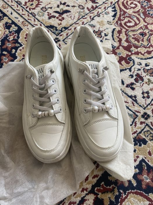 Белые кроссовки для девушек