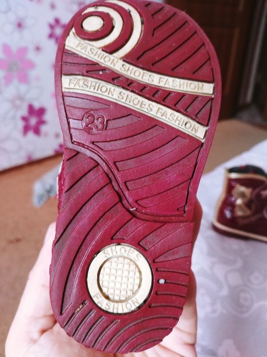 Продаю демисезонные ботиночки для девочки