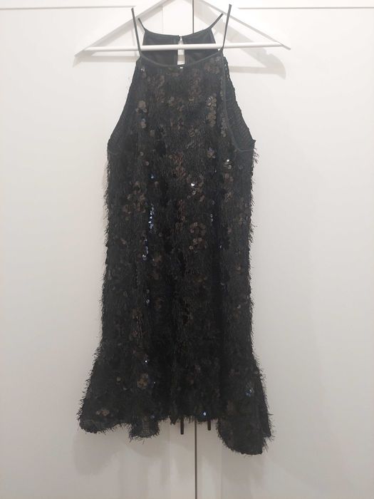 Черна рокля на едри пайети