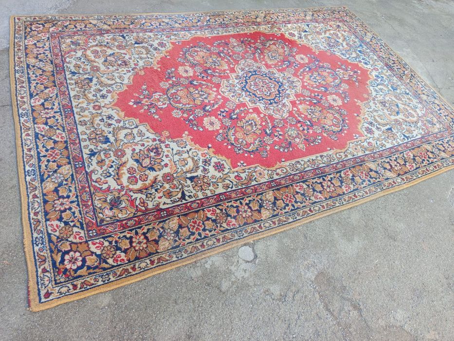 Продаётся ковёр.