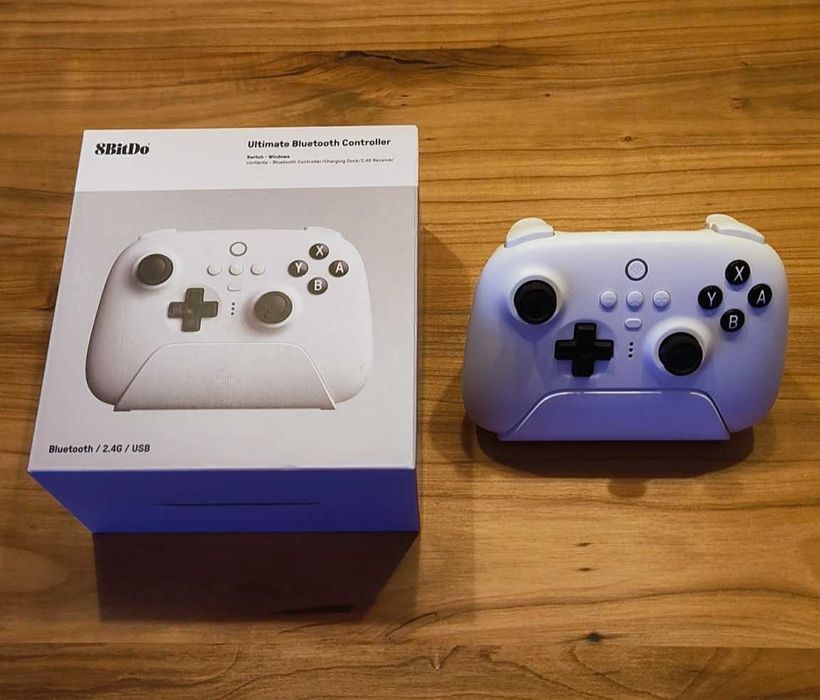 Два контролера 8BitDo Ultimate + станции за зареждане
