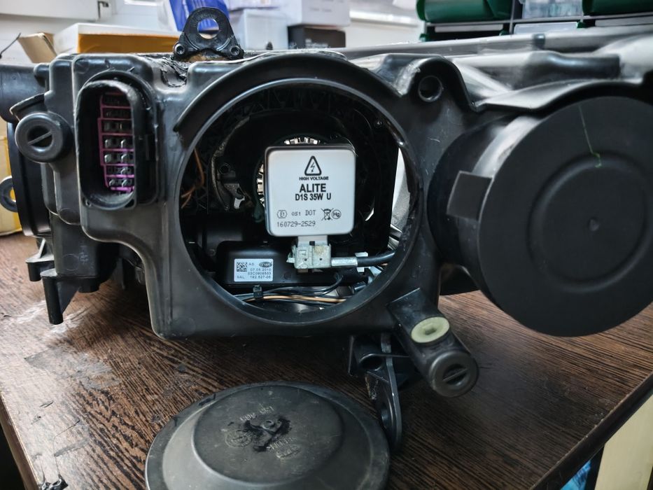 Far dreapta bixenon adaptiv Skoda Superb 2
