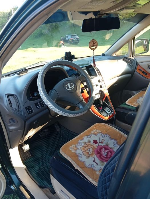 Машина Lexus Rx300