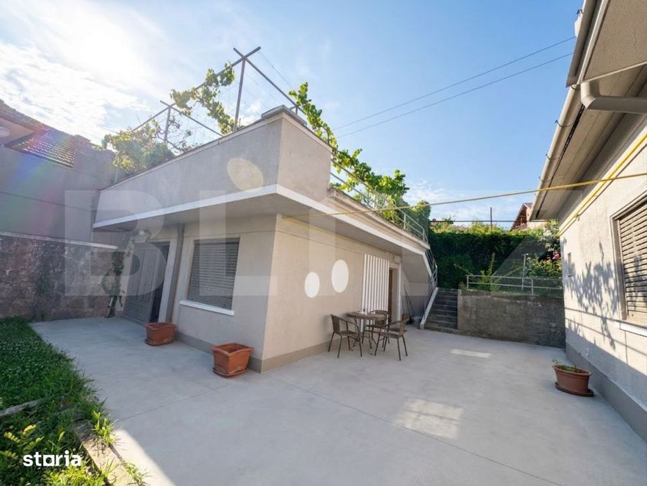 Casa spatioasa cu 6 camere, teren 700 mp, garaj si terasa