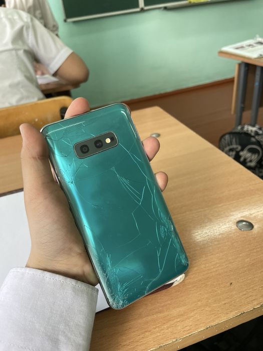 Телефон самсунг с10е