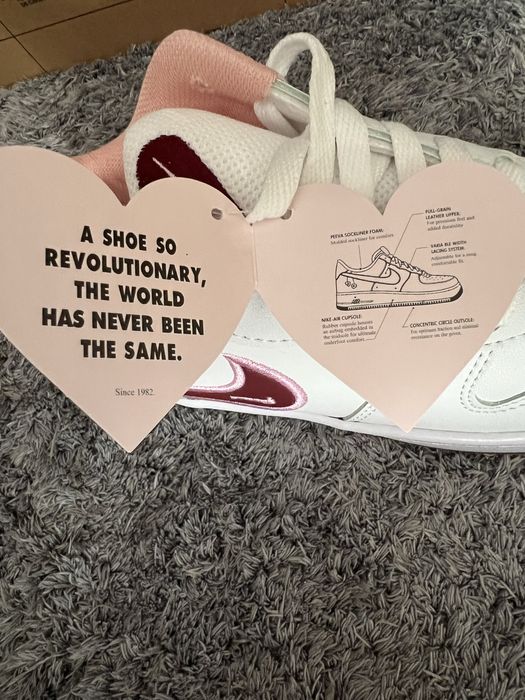 Adidasi modelul nike dunk low valentine’s day