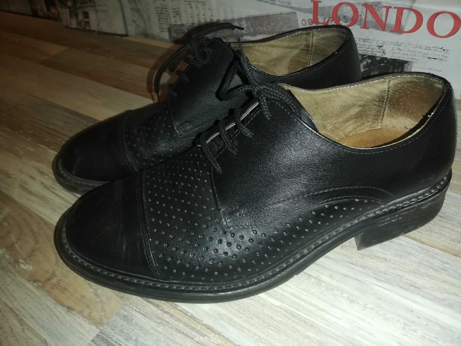 Кожени перфорирани обувки