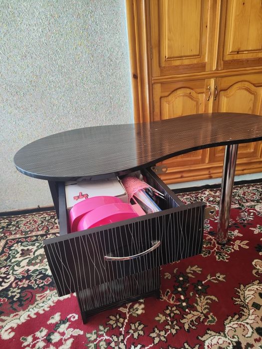 Маникюрный стол .