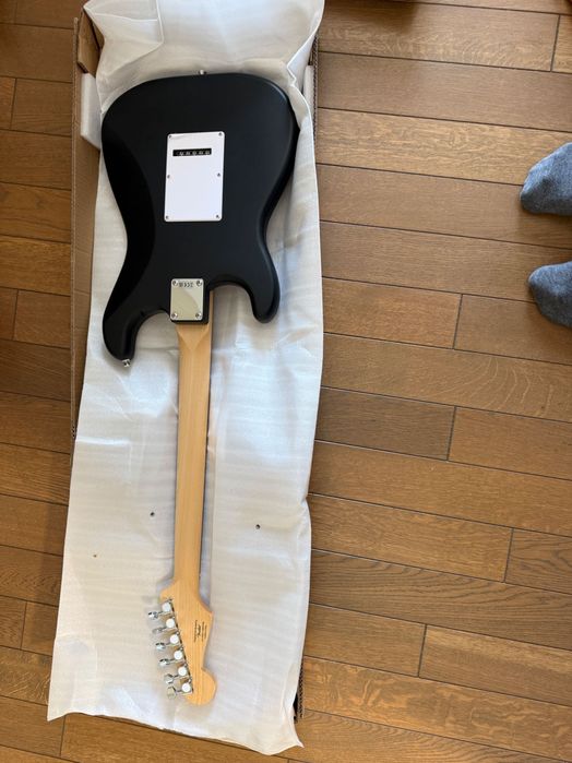 Chitara electrica Squier by Fender Debut Stratocaster - culoare negru cu pickguard alb - noua