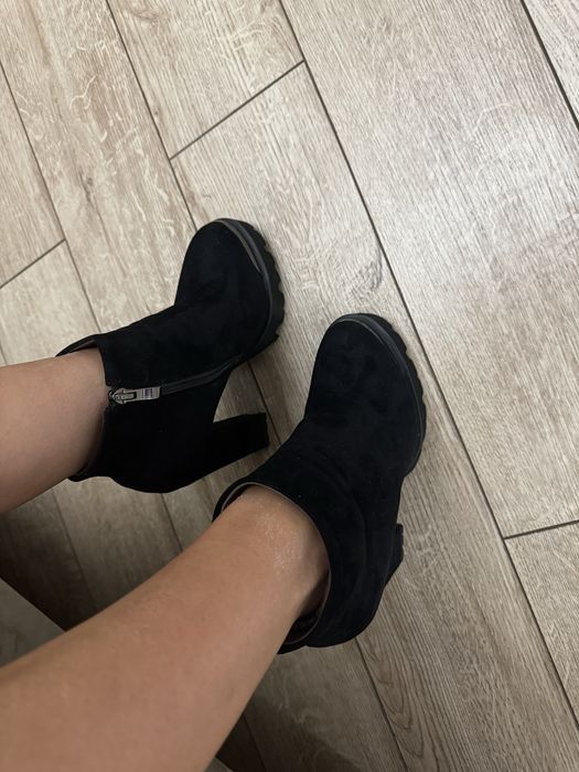 Продаю ботильоны на каблуке