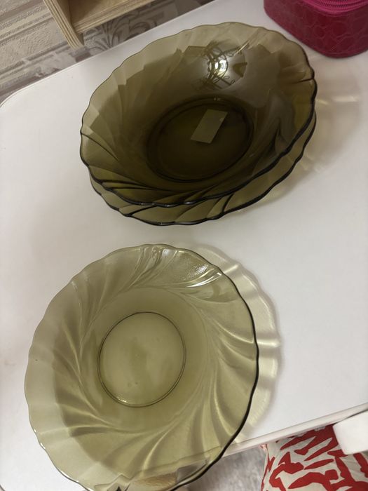 тарелки и чайные кружки сервиз