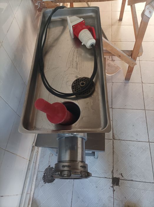 Продаётся электрическая мясорубка