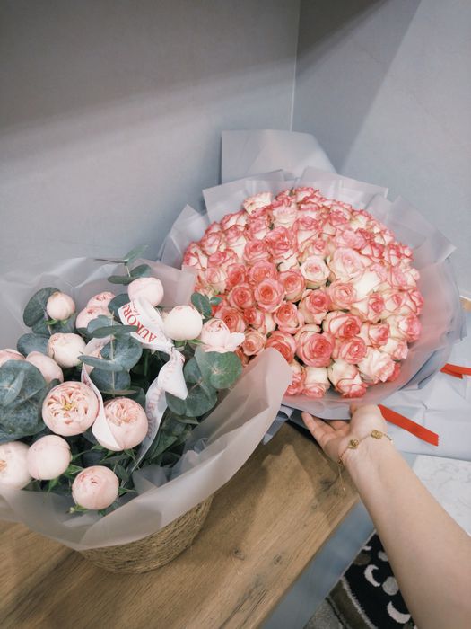 Букет 111 роза и пионы