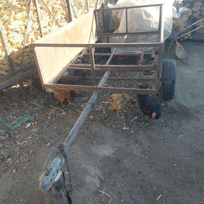 Vând remorca  tractoras