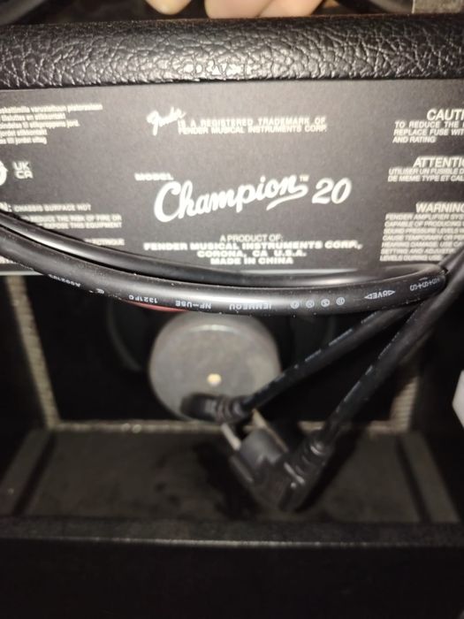 Продам комбоуселитель Fender Champion 20