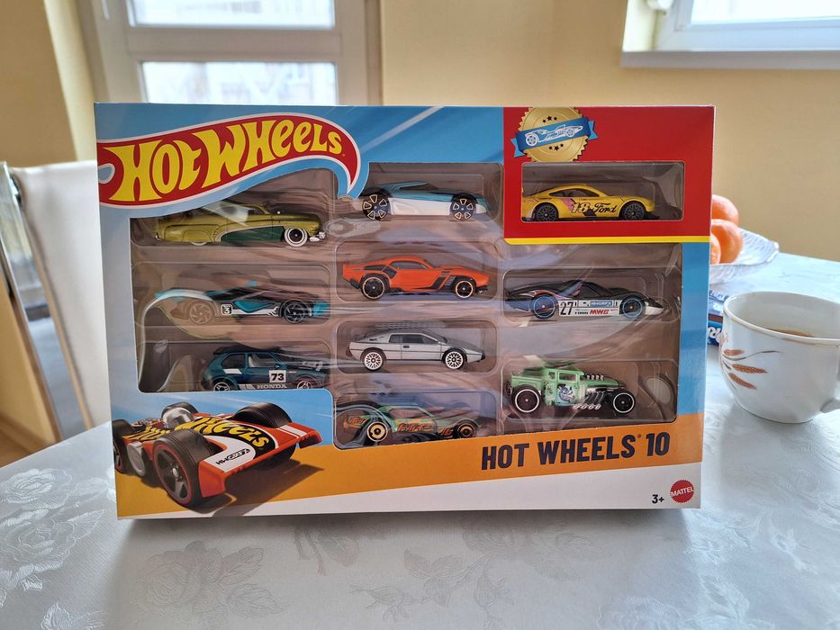 Комплект Hot wheels колички 10 броя, с количка FORD + FIAT 500