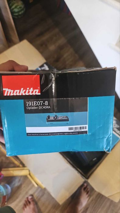 Продавам Makita HM002G – акумулаторен къртач XGT 40V Max x2 (80V Max), SDS-MAX + зарядно и 2 батерии