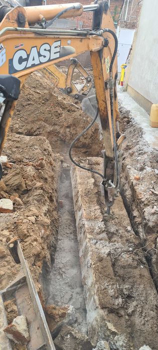 Buldoexcavator cu Picon. Demolari hale, case . Debarasare moloz moluz