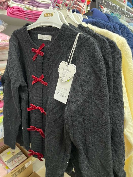 Детска плетена жилетка с червени кадифени панделки