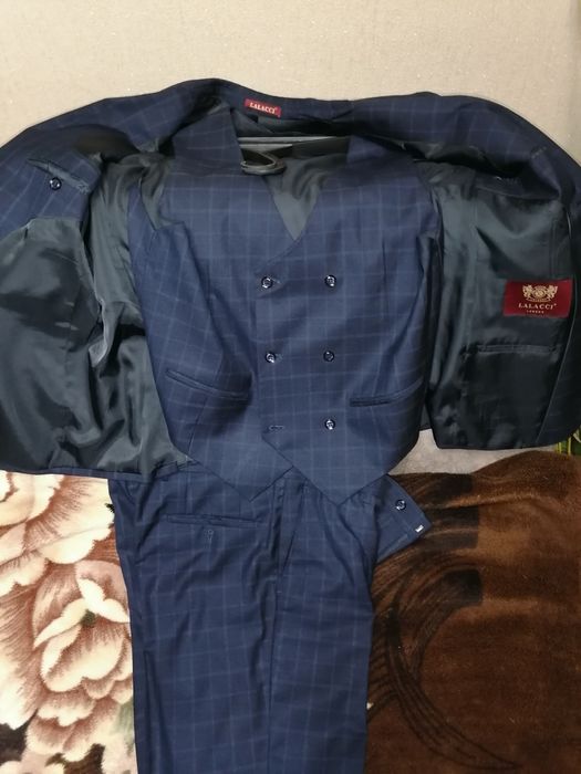 Костюм тройка продам.