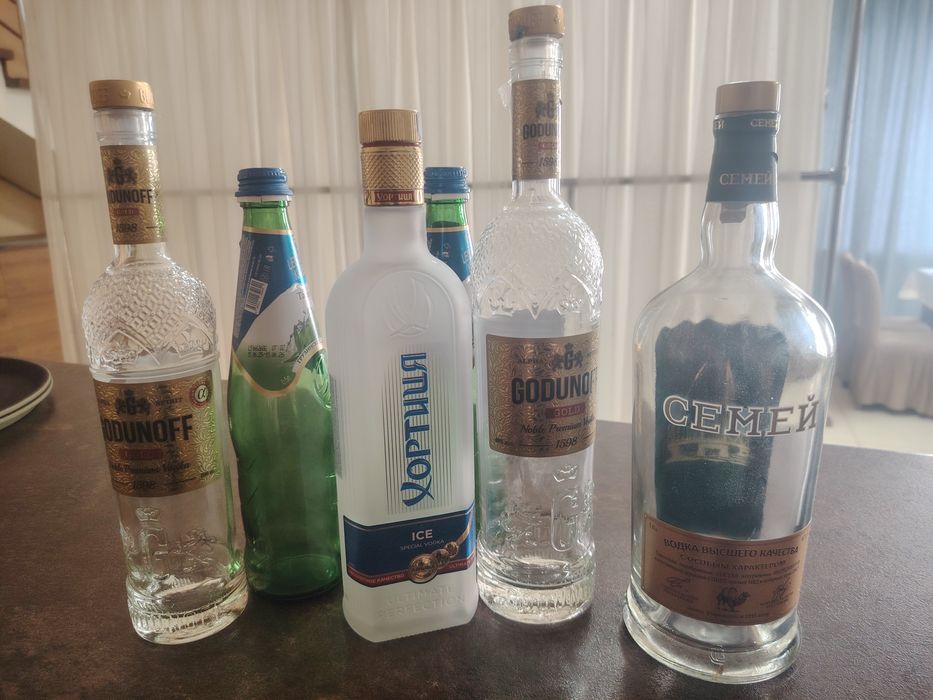 Стеклянные бутылки есть много бесплатно