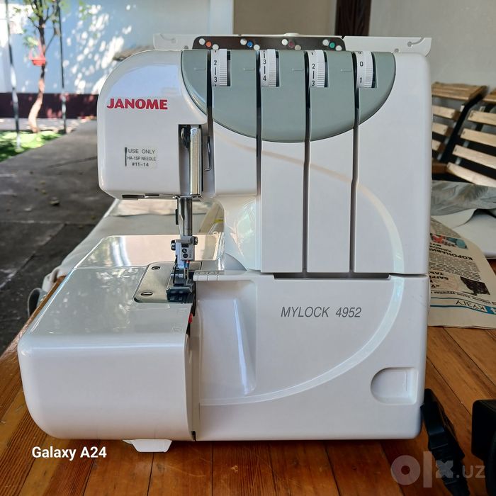 Janome MyLock 4952(Япония). Год гарантии/Металл/Комплект.