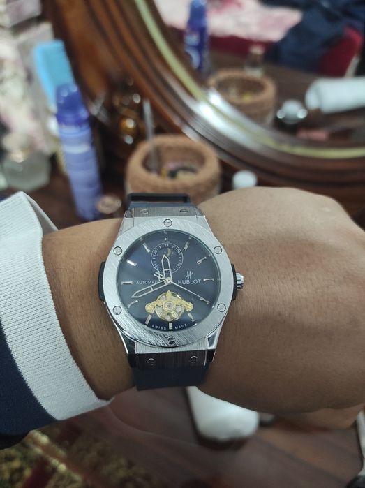 Hublot soat sotiladi