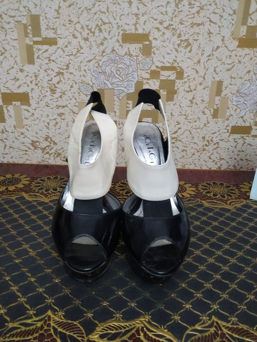 Босоножки на высоком каблуке 3 пары разм.35-36