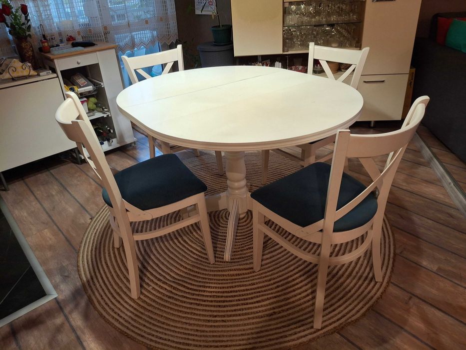 Продава комплект трапезна маса с четири стола