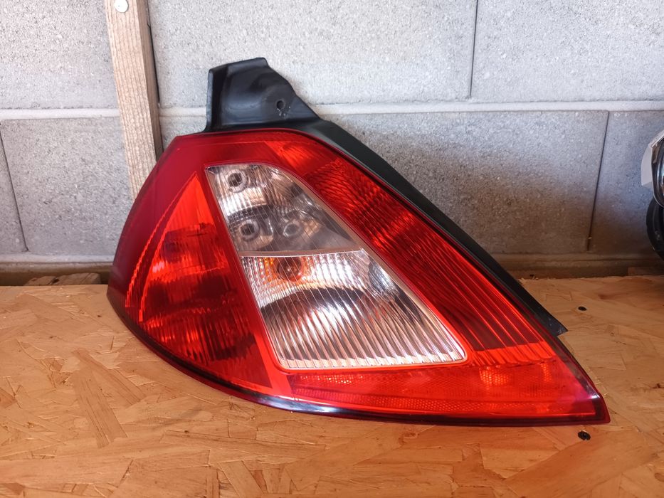 Продавам ляв стоп за Renault MEGANE II