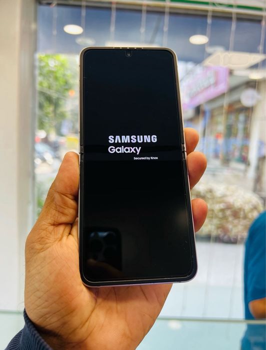 Samsung Z Flip 6 • impecabil • 256 GB • 100 % Bateria