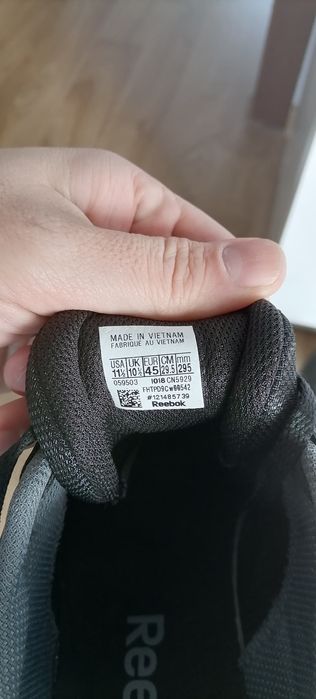 Vând adidași Reebok și Joma