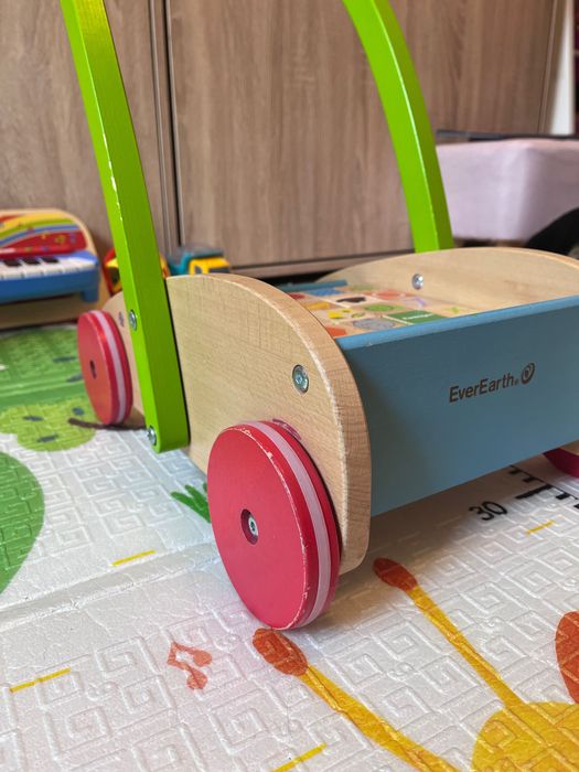 Дървена проходилка с кубчета за игра