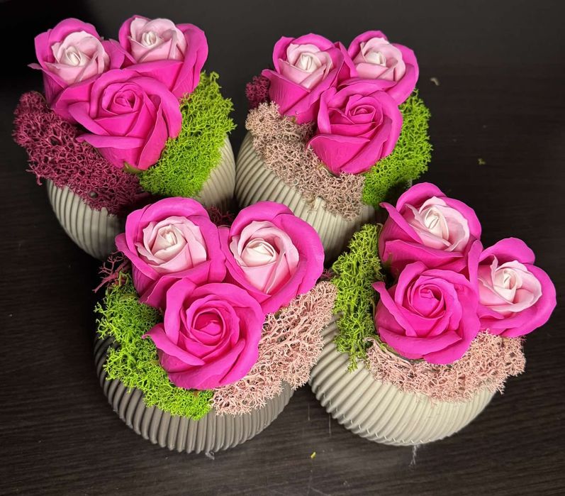 Аранжировки със сапунени рози и скандинавски мъх.