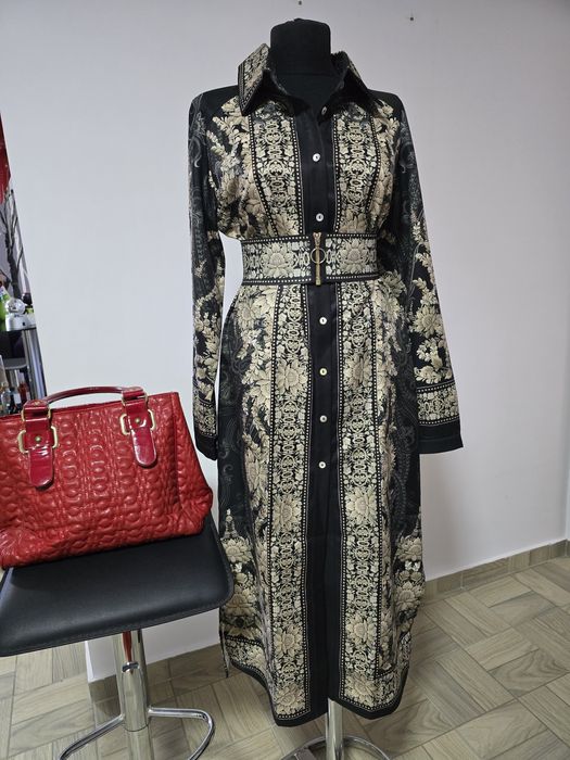 Geanta roșie, piele naturala lacuita și material matlasat;