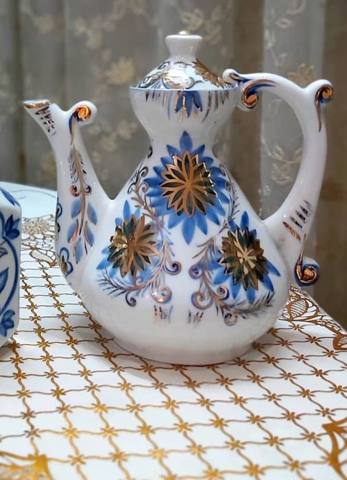 Фарфор..Блюдо из сервиза ГДР. Кофейник.