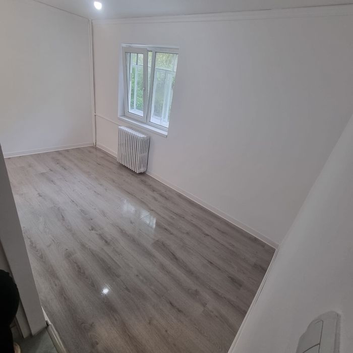 Proprietar vand gars cf 3   Cu gaze etaj 2/4 piata resita nou renovata