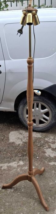 Висока лампа за 3 крушки с абажур (който липсва)