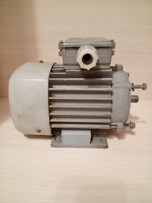 Двигатель асинхронный тип 4ААМ63А2У3