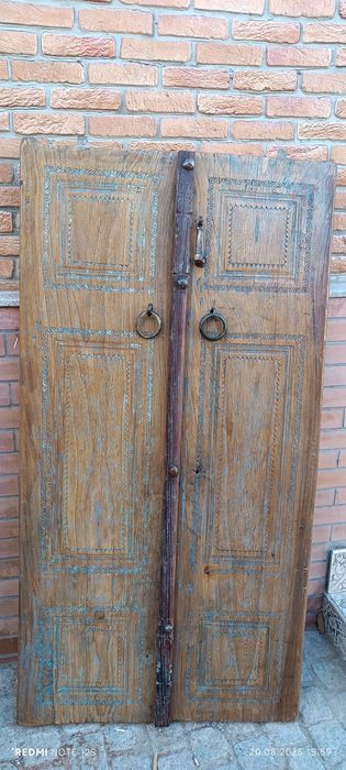 Старинные двери, ворота из массива карагача.