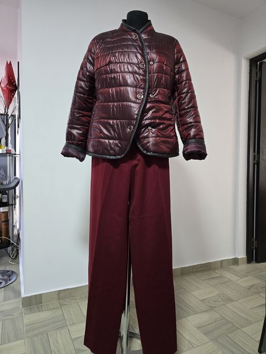 Pantaloni cu talia foarte înaltă și silueta spectaculoasă cu crac larg,