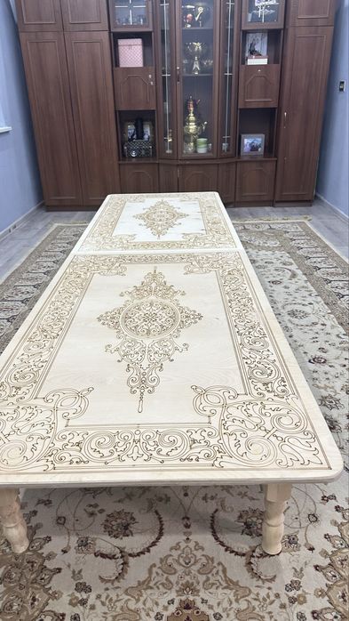 Стол гостиной новый