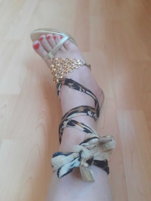 Златни сандали с тигрово