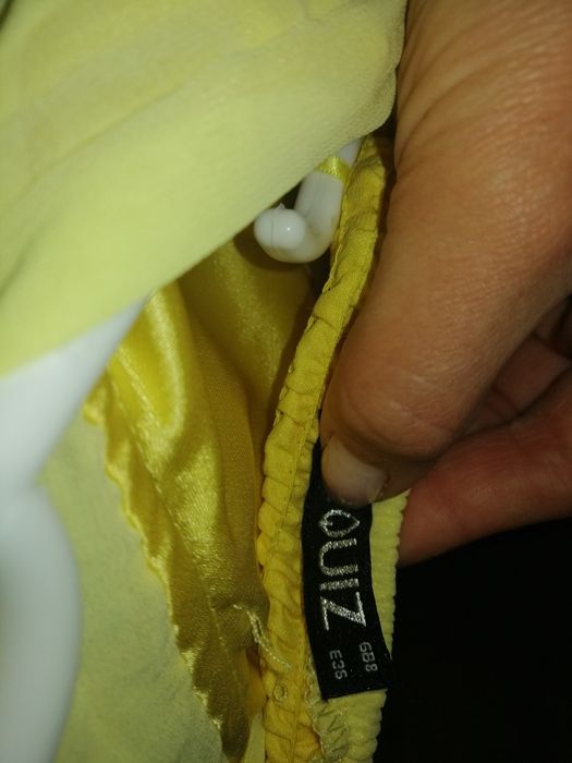 Жълта официална рокля