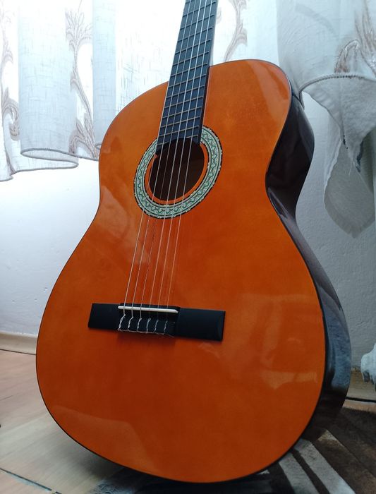 Vând chitară clasică Valencia