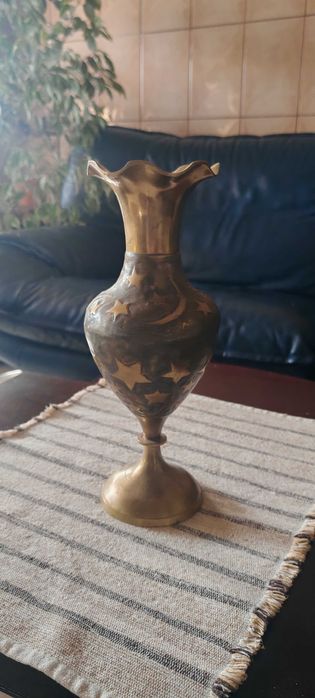 Vaza din bronz cu stele, luna si soare