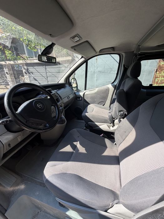 Opel Vivaro 2.5 CDTI 2009г дизел пътническо  товарен бус